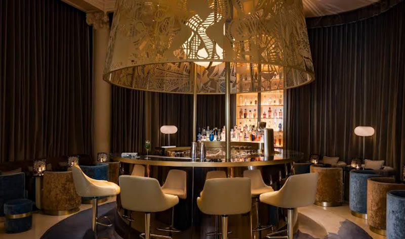 The Ritz Bar: Elegancia de cócteles en la Place Vendôme